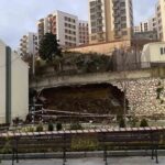 İzmit’te inşaat alanındaki 10 metrelik istinat duvarı okul bahçesine göçtü, anlar kaydedildi.