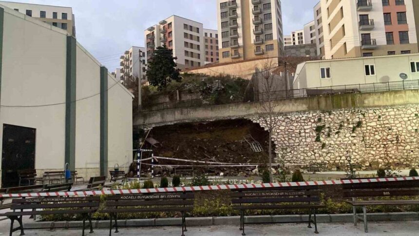 İzmit’te inşaat alanındaki 10 metrelik istinat duvarı okul bahçesine göçtü, anlar kaydedildi. İzmit’te inşaat alanındaki 10 metrelik istinat duvarı okul bahçesine göçtü, anlar kaydedildi.