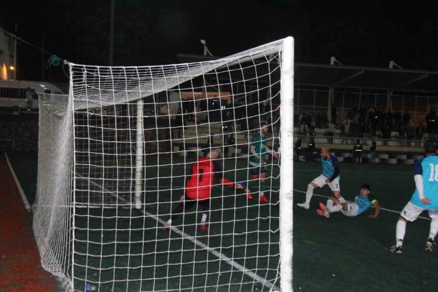 Kocaeli 1. Amatör Küme Play-Off A Grubu’nda ilginç anlar yaşandı; takımlar rakiplerinin gol atmasına izin verdi. Kocaeli 1. Amatör Küme Play-Off A Grubu’nda ilginç anlar yaşandı; takımlar rakiplerinin gol atmasına izin verdi.