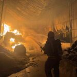 Gebze’deki atık naylon deposunda çıkan yangın, itfaiye ekiplerinin müdahalesiyle söndürüldü.