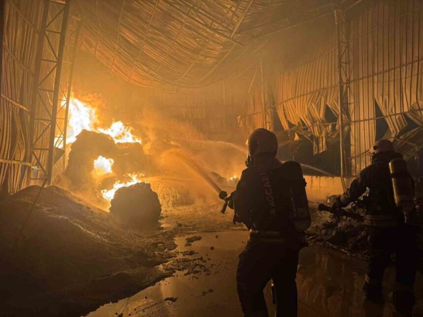 Gebze’deki atık naylon deposunda çıkan yangın, itfaiye ekiplerinin müdahalesiyle söndürüldü. Gebze’deki atık naylon deposunda çıkan yangın, itfaiye ekiplerinin müdahalesiyle söndürüldü.