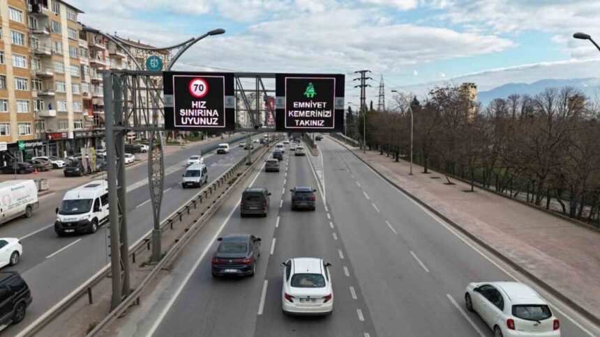 Kocaeli’de Trafik Akıllı Sistemlerle Yönetimde İyileşme Sağlanıyor. 360 Kamera ve 254 Kavşak ile İzleme Yapılıyor. Kocaeli’de Trafik Akıllı Sistemlerle Yönetimde İyileşme Sağlanıyor. 360 Kamera ve 254 Kavşak ile İzleme Yapılıyor.