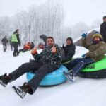 Kocaeli’nin Kuzuyayla Tabiat Parkı, yarıyıl tatilinde kar seven ailelerle dolup taştı.