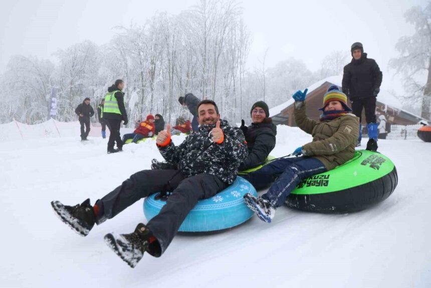 Kocaeli’nin Kuzuyayla Tabiat Parkı, yarıyıl tatilinde kar seven ailelerle dolup taştı. Kocaeli’nin Kuzuyayla Tabiat Parkı, yarıyıl tatilinde kar seven ailelerle dolup taştı.