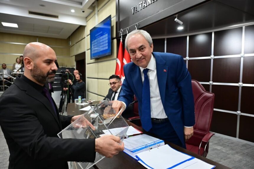 Kepez Belediye Başkanı Kocagöz, meclis toplantısında birlik vurgusu yaparak, 2026 için umut dolu mesajlar verdi. Kepez Belediye Başkanı Kocagöz, meclis toplantısında birlik vurgusu yaparak, 2026 için umut dolu mesajlar verdi.