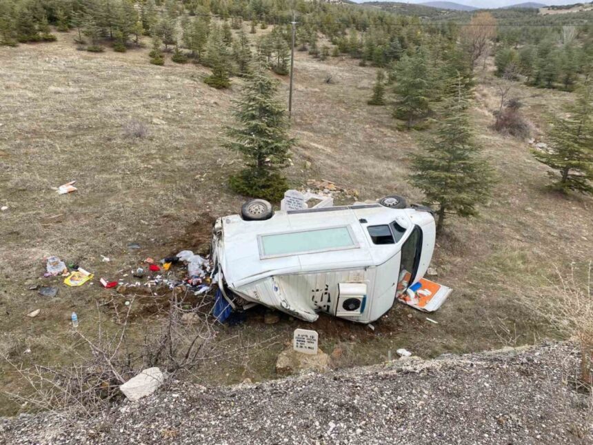 Isparta’nın Şarkikaraağaç ilçesinde kaygan yolda kontrolden çıkan kamyonet şarampole devrildi: 3 yaralı. Isparta’nın Şarkikaraağaç ilçesinde kaygan yolda kontrolden çıkan kamyonet şarampole devrildi: 3 yaralı.