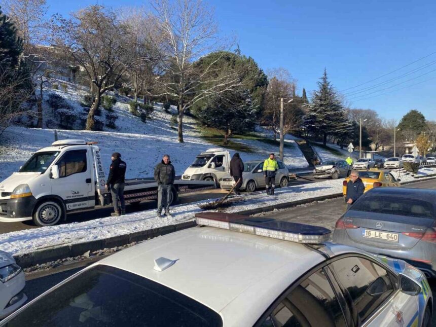 Bursa’da buzlanma nedeniyle kontrolden çıkan otomobil, önündeki araca çarparak savrulmasına neden oldu. 4 kişi yaralandı.