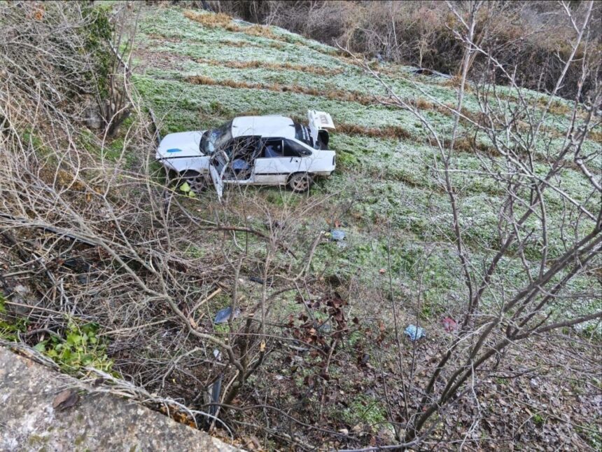 Bilecik’te kontrolden çıkan otomobil şarampole devrildi: 3 yaralı var.