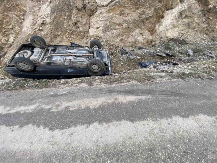 Bilecik’te yağış nedeniyle kaygan yolda takla atan araçta 2 kişi yaralandı. Bilecik’te yağış nedeniyle kaygan yolda takla atan araçta 2 kişi yaralandı.