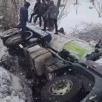 Yolalan Belediyesi’ne ait vidanjör, kaygan yolda devrildi.