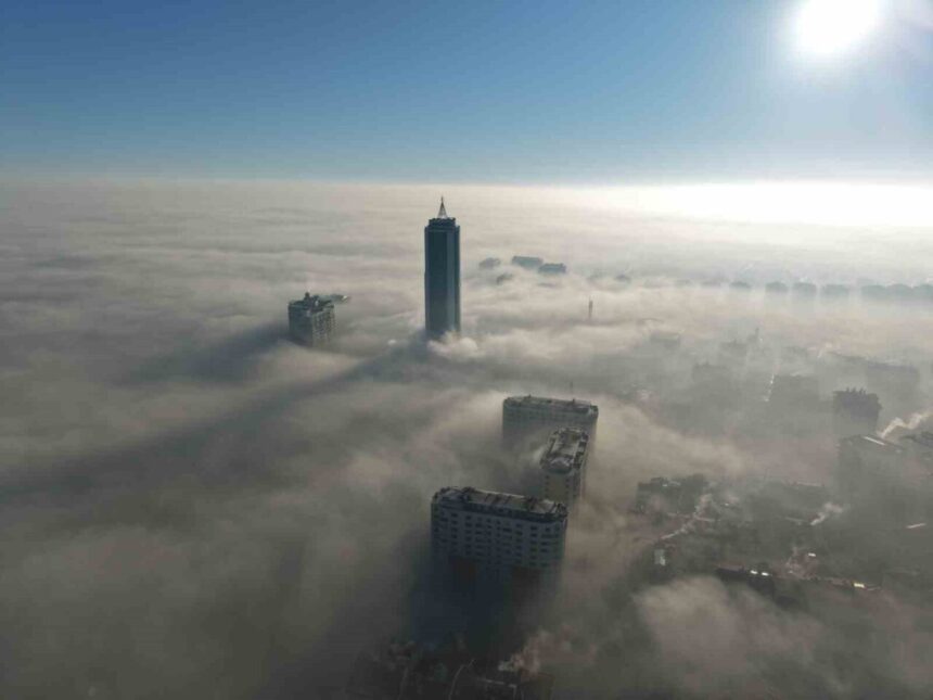 Konya’nın merkezinde sabah saatlerinde yoğun sis dron ile görüntülendi.