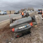 Beyşehir’de devrilen otomobil kazasında aynı aileden 6 kişi yaralandı.