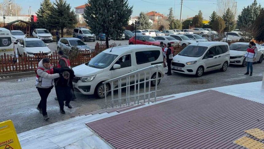Ereğli’de akaryakıt istasyonundan 13 bin lira gasp eden 2 şüpheli tutuklandı, biri daha önce muska yapmaktan işlem görmüştü. Ereğli’de akaryakıt istasyonundan 13 bin lira gasp eden 2 şüpheli tutuklandı, biri daha önce muska yapmaktan işlem görmüştü.