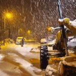 Konya’nın Derbent ilçesinde yağmurun ardından kar yağışı etkili oldu, ekipler yolları açık tuttu.