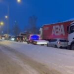 Kop Dağı Geçidi’nde yoğun kar ve tipi ulaşımı olumsuz etkiledi, araçlar yolda kaldı.