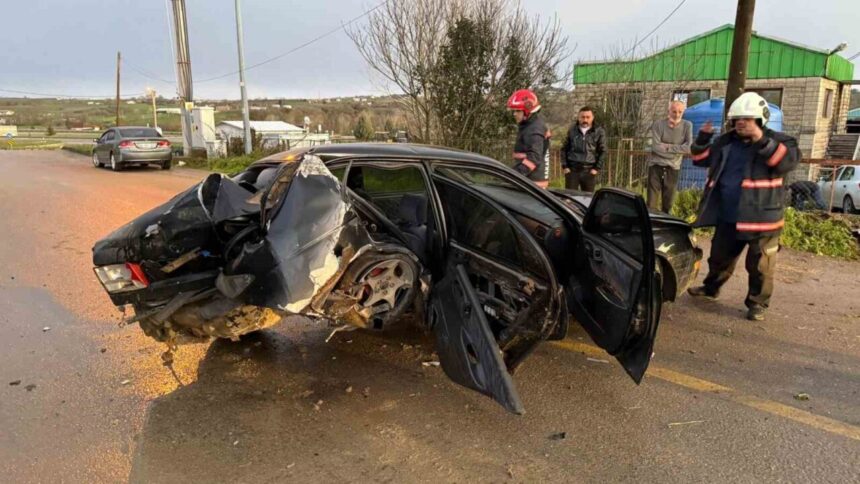 Sakarya’da yola çıkan köpeğe çarpmamak için manevra yapan sürücü duvara çarptı.