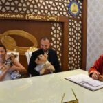 Gaziantep’te Dilek Öztürk ve Hakan Özbek, köpekleriyle birlikte nikah masasına oturdu.