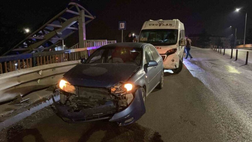 Eskişehir’de Islak Zeminde Kayarak Karşı Şeride Geçen Araç, Servis Aracına Çarptı; 1 Yaralı