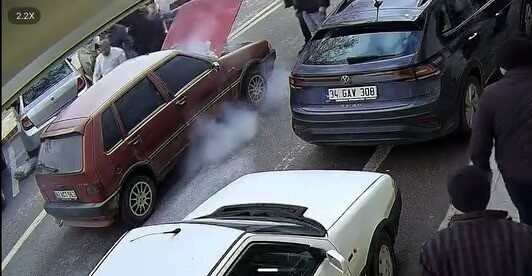 Beyşehir’de hareket halindeki otomobilde çıkan yangın esnafın müdahalesiyle söndürüldü. Beyşehir’de hareket halindeki otomobilde çıkan yangın esnafın müdahalesiyle söndürüldü.