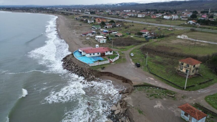 Karasu’da Kıyı Erozyonu: Deniz 50 Metre İçeri Girdi, Emlaklar Tehdit Altında Karasu’da Kıyı Erozyonu: Deniz 50 Metre İçeri Girdi, Emlaklar Tehdit Altında