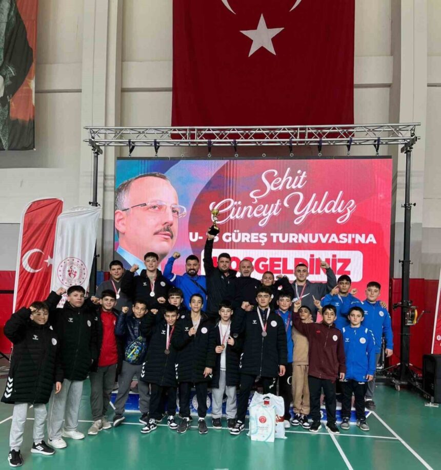 Bursa’da gerçekleştirilen Şehit Cüneyt Yıldız U15 Uluslararası Güreş Turnuvası’nda Korkuteli Ortaokulu şampiyon oldu.
