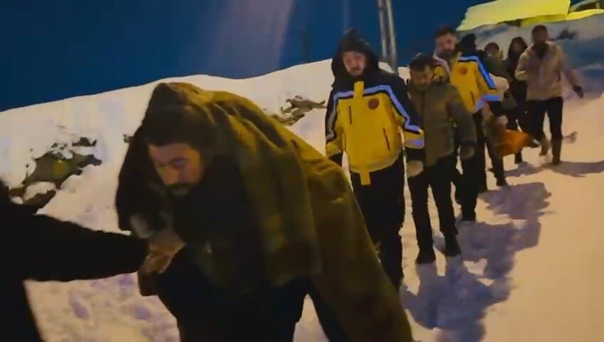 Muş’un Korkut ilçesinde yoğun kar nedeniyle yolu kapanan köyde 110 yaşındaki hasta için ekipler harekete geçti.
