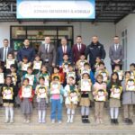 Köşk’te 4 bin 349 öğrenci yarıyıl tatiline girerken karnelerini Kaymakam Taş’ın elinden aldı.