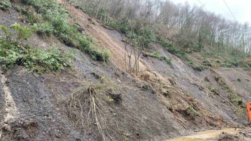 Düzce’nin Fındıklıaksu Köyü’nde bir kez daha heyelan gerçekleşti. Düzce’nin Fındıklıaksu Köyü’nde bir kez daha heyelan gerçekleşti.