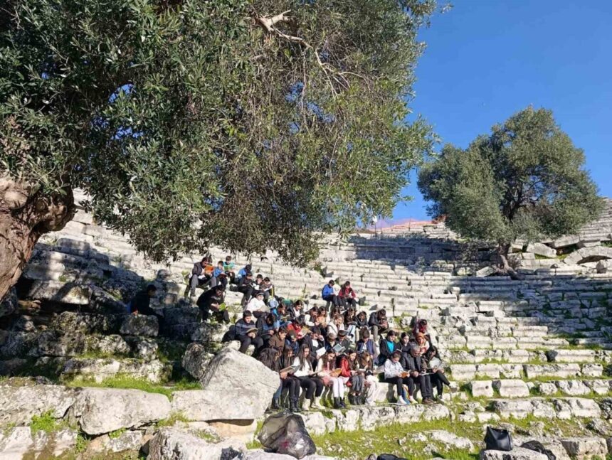 Köyceğiz’deki Kaunos Antik Kenti’nde Öğrenciler Kitap Okuma ve Şiir Etkinliği Düzenledi Köyceğiz’deki Kaunos Antik Kenti’nde Öğrenciler Kitap Okuma ve Şiir Etkinliği Düzenledi