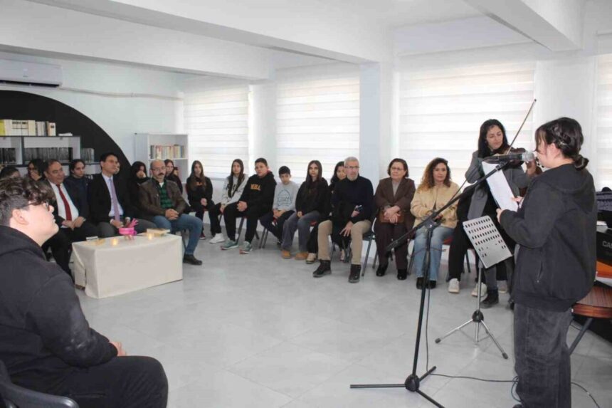 Köyceğiz’deki öğrenciler dönem sonunu şiir ve müzik etkinliği ile kutladı. Köyceğiz’deki öğrenciler dönem sonunu şiir ve müzik etkinliği ile kutladı.