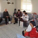 Köyceğiz’de Bakan Göktaş, Orman Şehidi Hasdemir’in çocuklarının karne sevincini paylaştı.