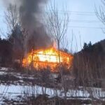 Artvin’in Şavşat ilçesindeki Dereiçi köyünde bir ev alevler içinde kaldı.
