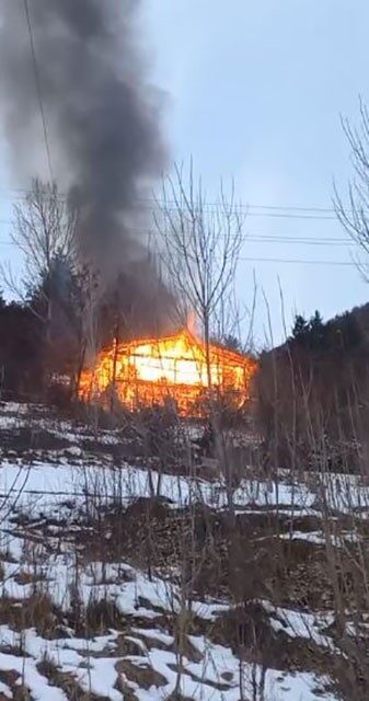 Artvin’in Şavşat ilçesindeki Dereiçi köyünde bir ev alevler içinde kaldı. Artvin’in Şavşat ilçesindeki Dereiçi köyünde bir ev alevler içinde kaldı.