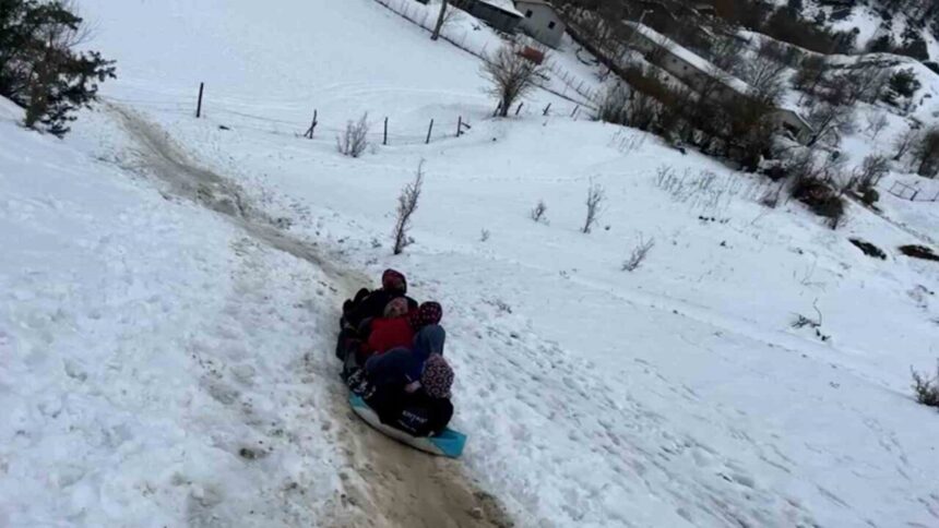 Mudurnu’da kar ile kaplanan yamaçlar, çuval kayma ile eğlence alanına döndü. Mudurnu’da kar ile kaplanan yamaçlar, çuval kayma ile eğlence alanına döndü.