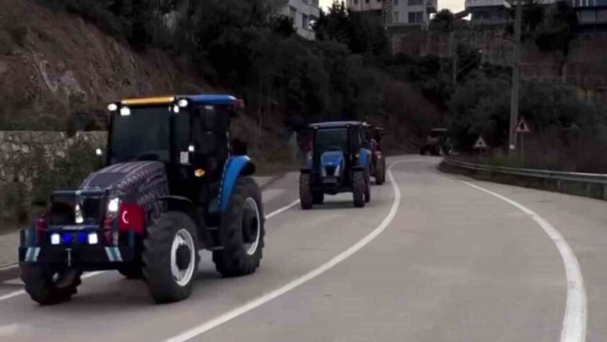 Mudanya’da köylüler, arazi satışına karşı traktörlerle protesto eylemi düzenledi.