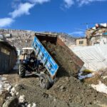 Çermik’teki mahalle sakinleri, bozuk yolu imece usulü onarıp yeniden açtı.