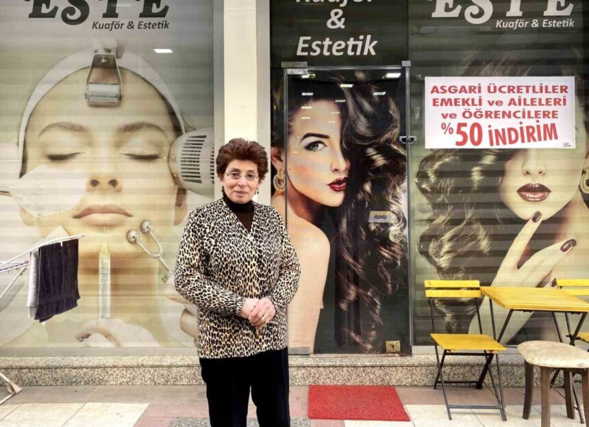 Alaşehir’deki kuaför salonu, yeni yıla özel emeklilere, öğrencilere ve asgari ücretlilere yüzde 50 indirim sunuyor.