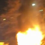 Küçükçekmece’de iskelede çıkan yangında iki kayık alev aldı. Yangın kontrol altına alındı.