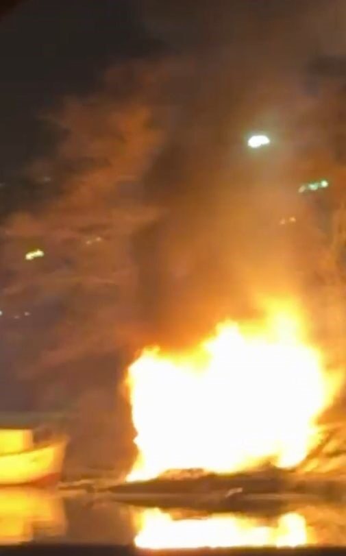 Küçükçekmece’de iskelede çıkan yangında iki kayık alev aldı. Yangın kontrol altına alındı. Küçükçekmece’de iskelede çıkan yangında iki kayık alev aldı. Yangın kontrol altına alındı.