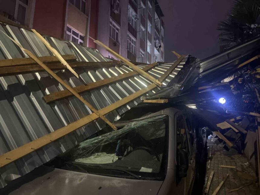 Küçükçekmece’de kuvvetli rüzgar bir binanın çatısını uçurdu, 3 araçta hasar oluştu.