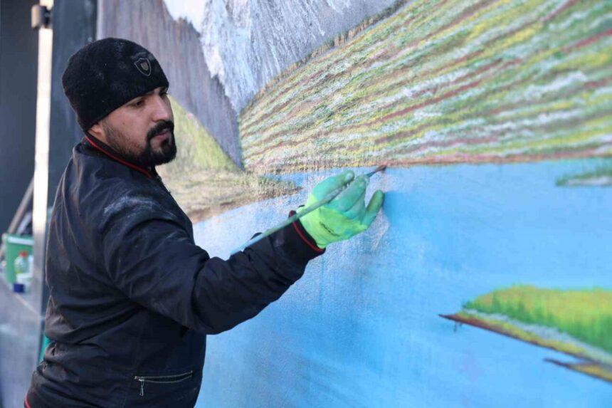 Kırşehir’de kule vinç operatörlüğü yapan Fırat Demir, sanatsal yetenekleriyle öne çıkıyor.