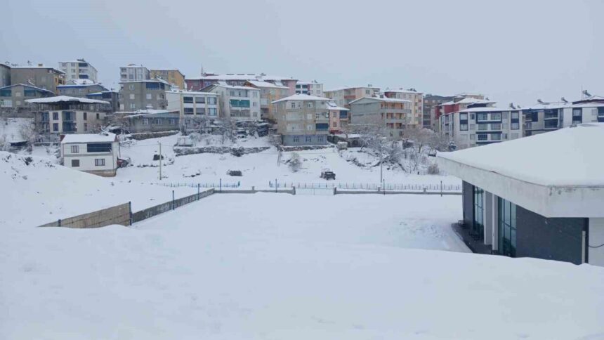 Diyarbakır’ın Kulp ilçesinde yoğun kar yağışı hayatı olumsuz etkiledi, köy yolları kapandı. Diyarbakır’ın Kulp ilçesinde yoğun kar yağışı hayatı olumsuz etkiledi, köy yolları kapandı.