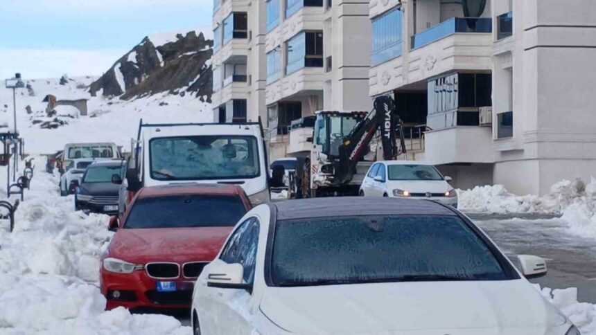 Diyarbakır’ın Kulp ilçesinde gece sıcaklıklar eksi 16-17 dereceye düştü, caddeler buzla kaplandı. Diyarbakır’ın Kulp ilçesinde gece sıcaklıklar eksi 16-17 dereceye düştü, caddeler buzla kaplandı.