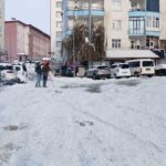 Kulp ilçesinde üç gündür devam eden kar yağışı sonrası hava sıcaklıkları düştü, ilçe buz tuttu