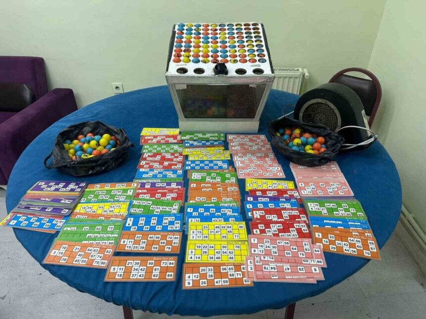 Eskişehir’de polis, yasa dışı kumar oynanan mekândaki kapıyı keserek şüphelilere operasyon düzenledi. 43 kişiye 499 bin TL ceza uygulandı.