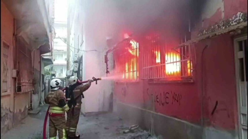 Hatay’daki kumaş deposu yangını, itfaiye müdahalesiyle apartmanı sarmadan söndürüldü.
