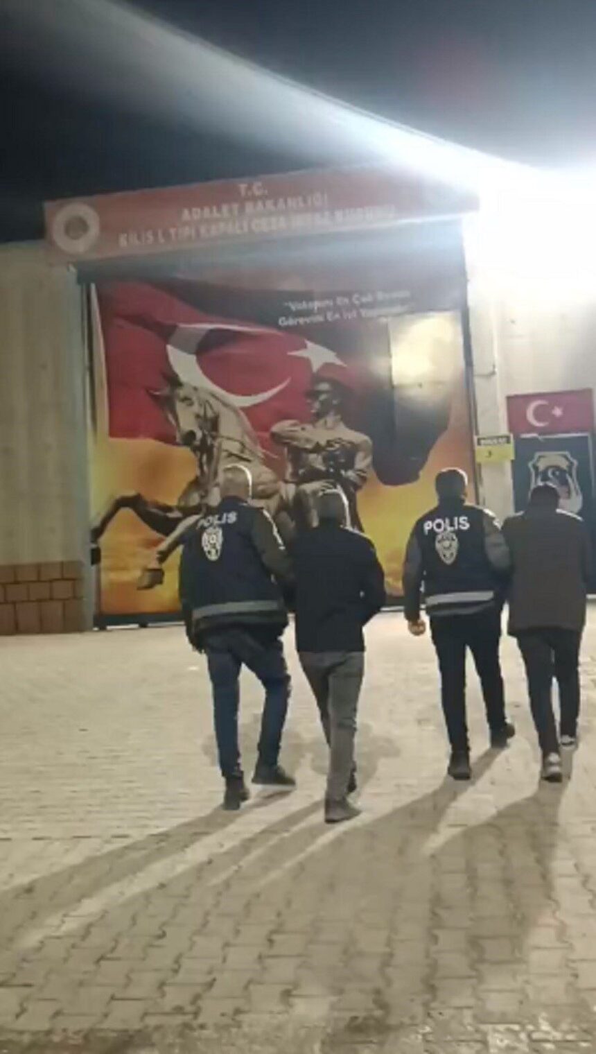 Kumlu’da araç hırsızlığına karışan 2 zanlı, mahkemece tutuklanarak cezaevine gönderildi. Kumlu’da araç hırsızlığına karışan 2 zanlı, mahkemece tutuklanarak cezaevine gönderildi.