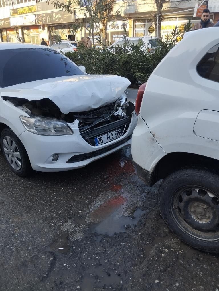 Kurtalan’da iki otomobilin çarpıştığı kaza maddi hasarla sonuçlandı.