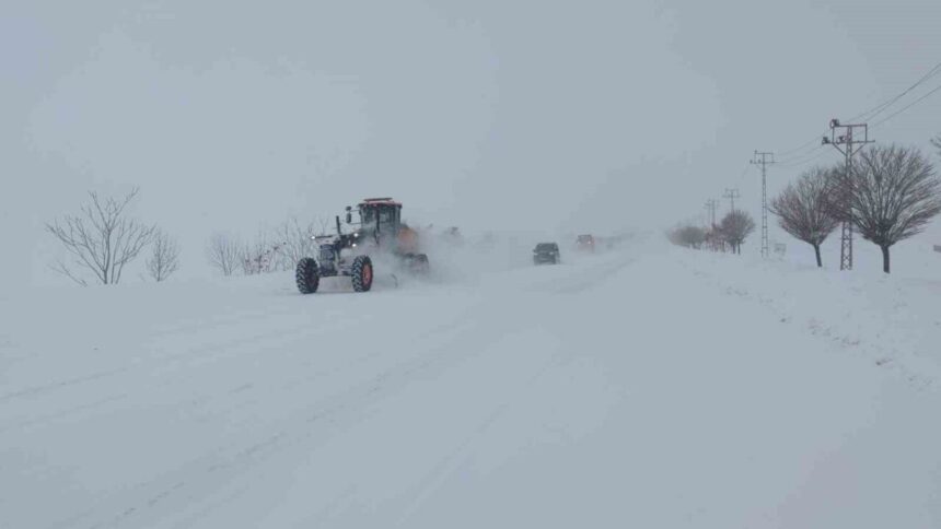 Van’daki Kurubaş Geçidi tekrar ulaşıma açıldı, kar yağışı nedeniyle kapatılmıştı.