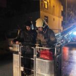 Sancaktepe’de Kuş Beslemek İçin Çatıya Çıkan İki Genç İtfaiye Tarafından Kurtarıldı